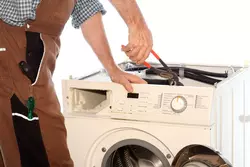 Wie kann ich das Abflussrohr meiner Waschmaschine reinigen
